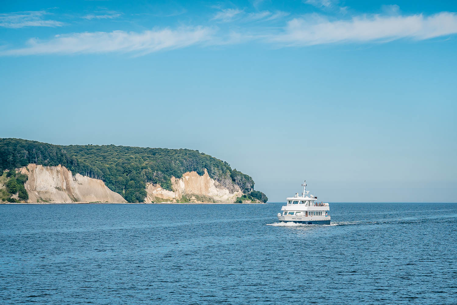 MS Insel Rügen vor den Kreidefelsen